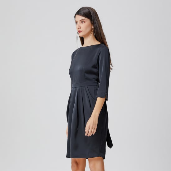 Pegged dress with pleats - Image 4