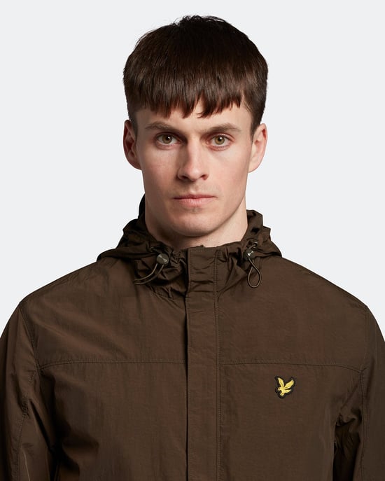 Parka verde oliva con capucha de la marca Lyle & Scott - Image 4