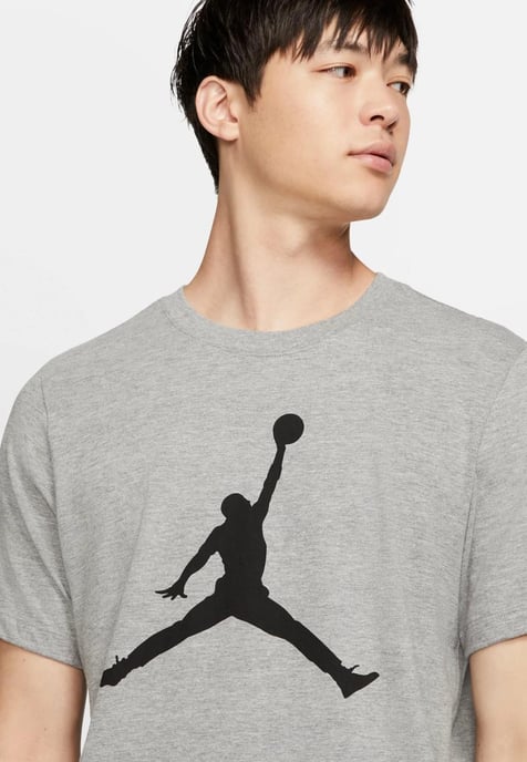 NIKE Hombre M J Jumpman SS Crew Camiseta en Gris - Image 3