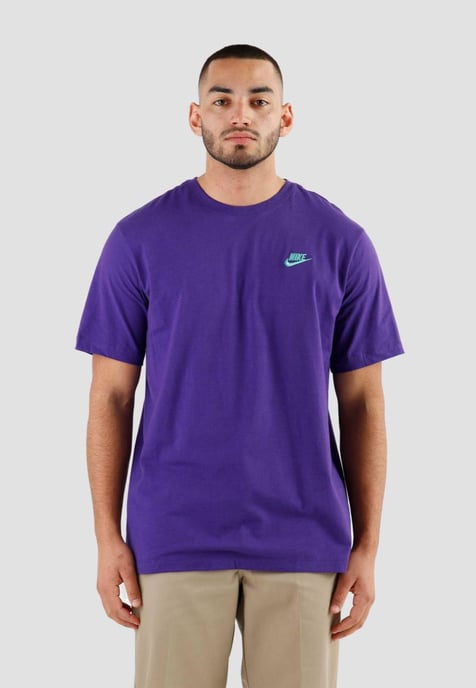 Camiseta Nike Sportswear Club para hombre en morado - Image 1