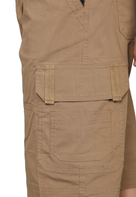 Shorts cargo de secado rápido con múltiples bolsillos para hombre en color caqui - Image 5