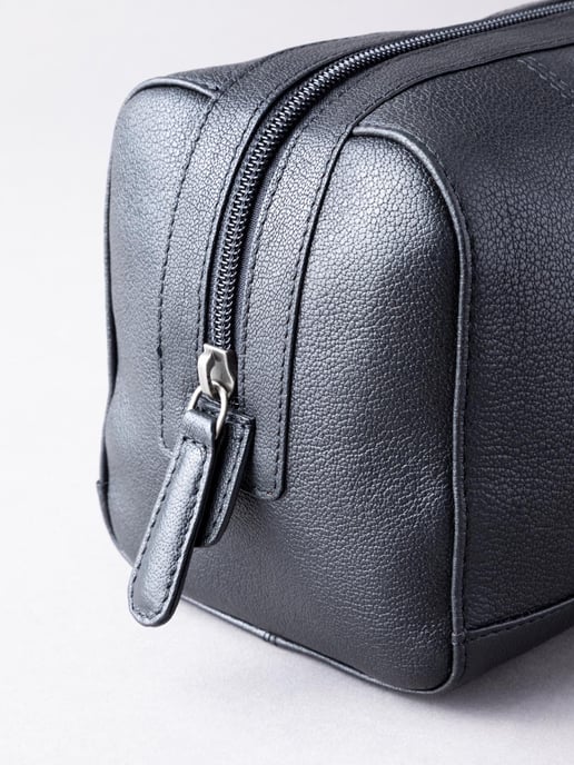 Discoverer Leather Washbag in Black