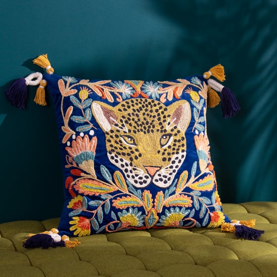 Funda de Cojín de Terciopelo Bordada con Leopardo Regal de Wylder Tropics - Image 6