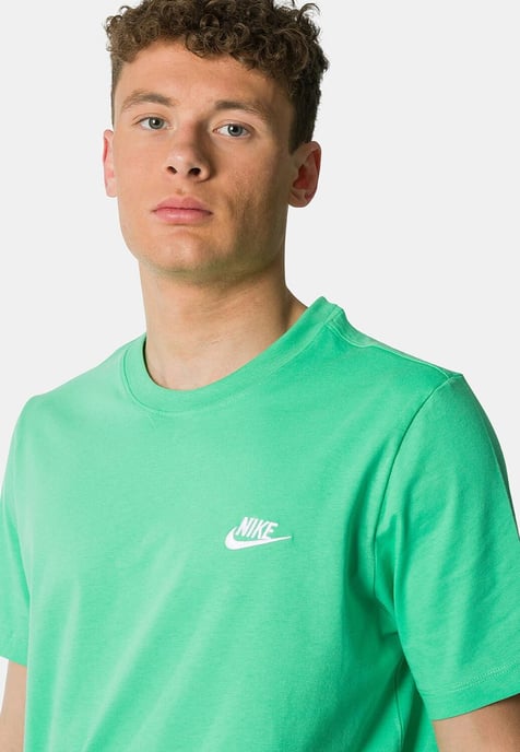 Camiseta Nike Sportswear Club para hombre en verde primavera - Image 3