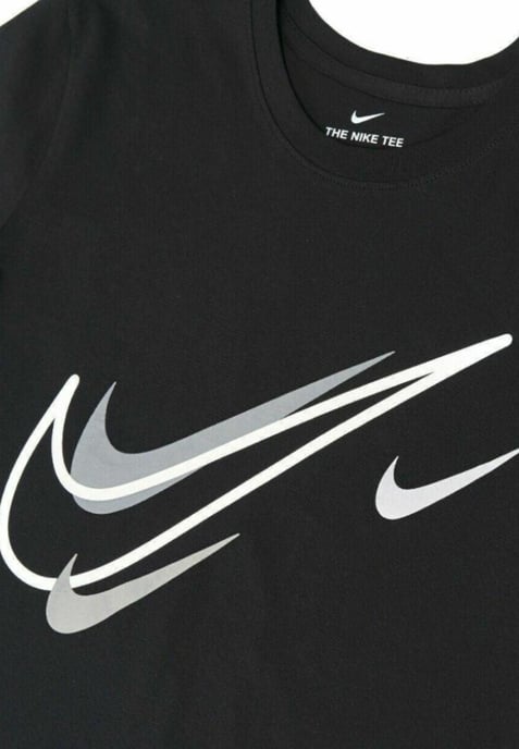 Camiseta negra con logo Court Swoosh de Nike para hombre - Image 3