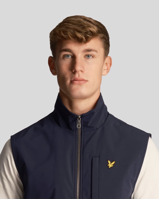 Chaqueta tipo chaleco softshell azul marino con logo de la marca Lyle & Scott - Image 4