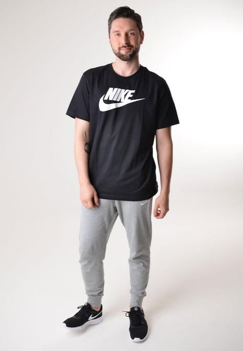 Camiseta Nike Swoosh Futura para hombre en negro - Image 4
