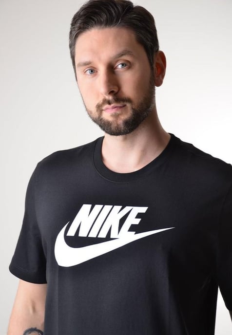 Camiseta Nike Swoosh Futura para hombre en negro - Image 3