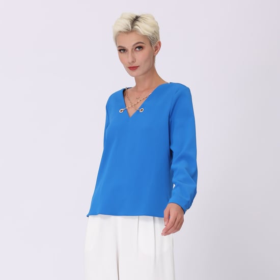 V -neck blouse and decorative chain - Image 5
