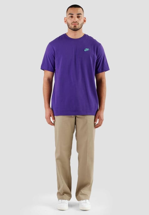 Camiseta Nike Sportswear Club para hombre en morado - Image 4