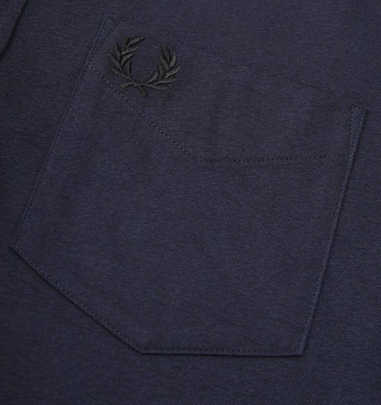 Camisa Oxford de manga larga en azul marino francés con bolsillo con la marca de Fred Perry - Image 5