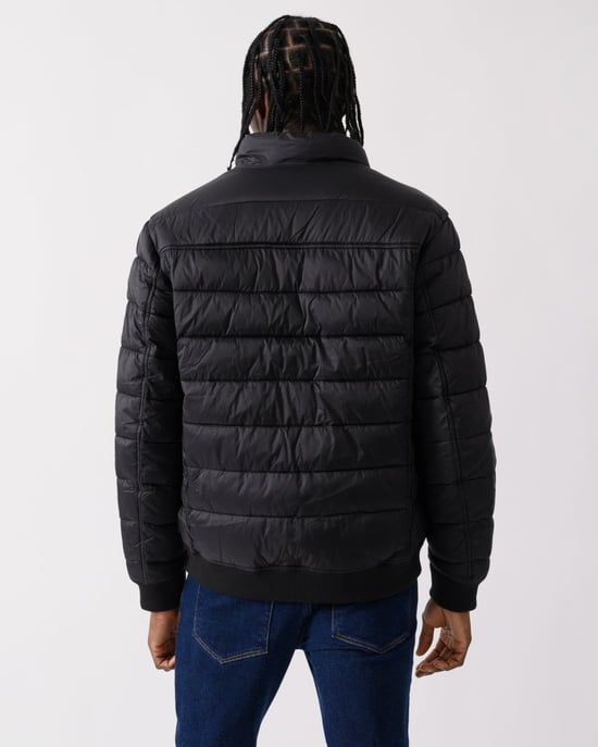 Chaqueta acolchada en negro azabache con cuello alzado de Lyle & Scott - Image 4