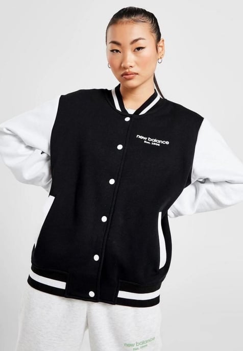 Chaqueta bomber universitaria New Balance para mujer en negro - Image 4