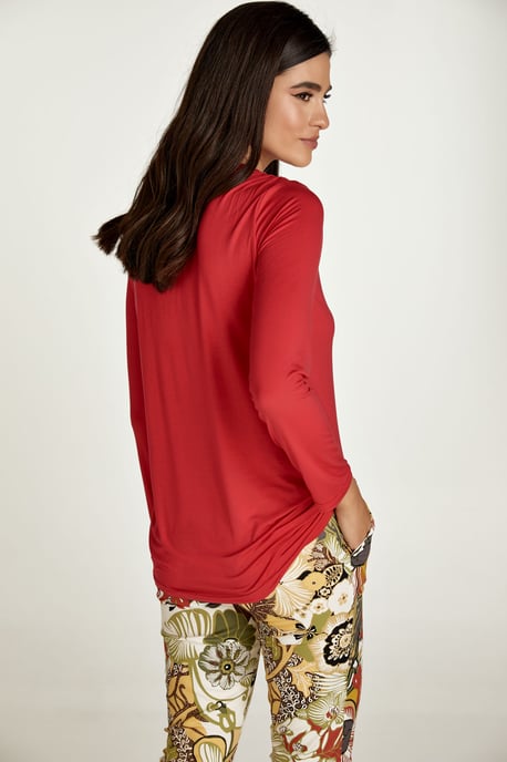 Camiseta Roja de Cuello en V - Image 5