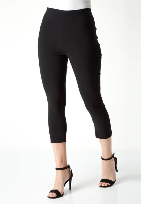 Pantalones elásticos cortos para mujer de M&CO en negro - Image 1