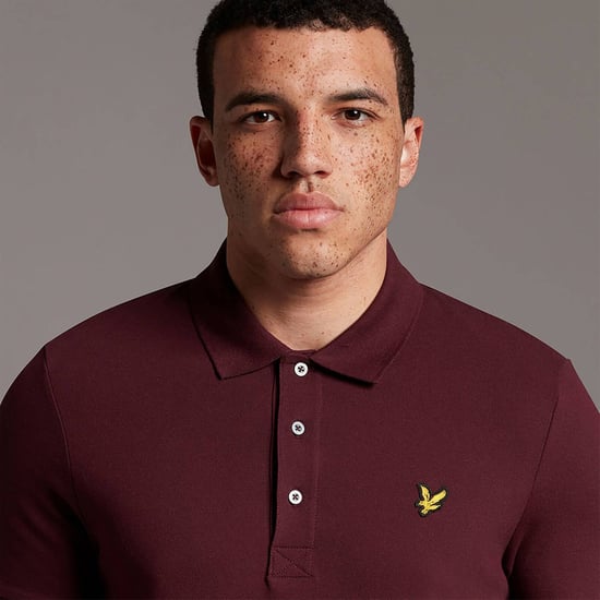 Polo de colores burdeos con logotipo en el pecho de Lyle and Scott - Image 4