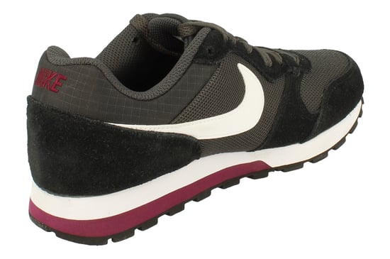 Zapatillas Nike MD Runner 2 negras para mujer - Image 3