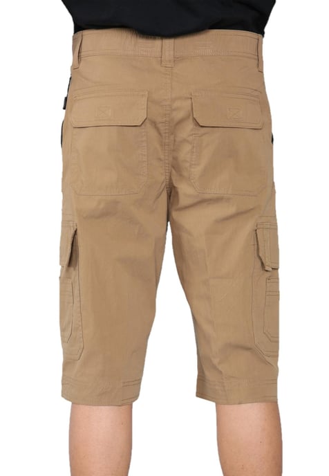 Shorts cargo de secado rápido con múltiples bolsillos para hombre en color caqui - Image 2