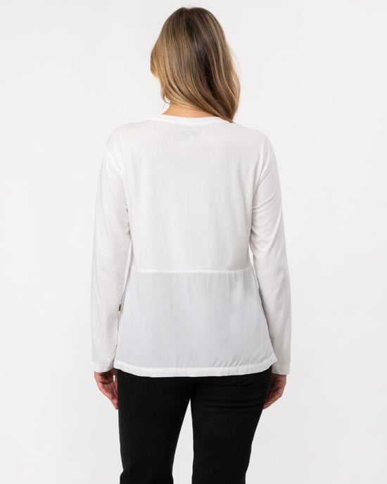 Camiseta de cuello redondo con bolsillo en el pecho y abertura lateral en color blanco - Image 4