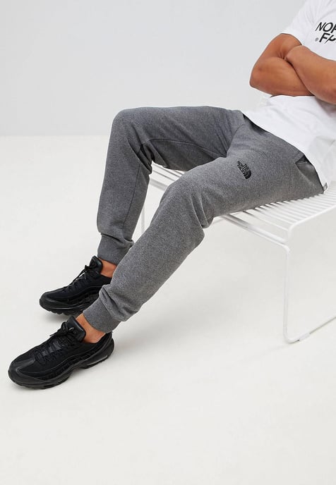 The North Face NSE Hombre Pantalón Jogger De Polar Con Puños Gris - Image 4