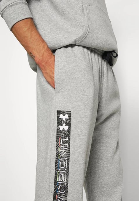 Under Armour Chándal con gráfico Rivel en gris para hombre - Image 6