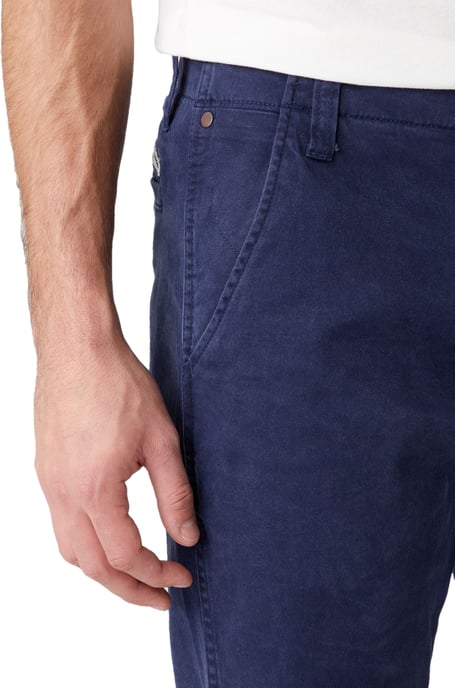 GB - Wrangler - CASEY JONES CHINO DARK SAPPHIRE - Image 5