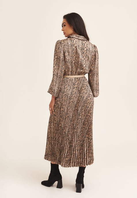 Vestido camisero plisado con estampado de serpiente en beige con cinturón - Image 4