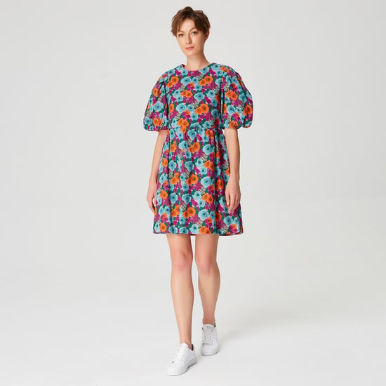 Short trapeze dress with floral print - Image 4