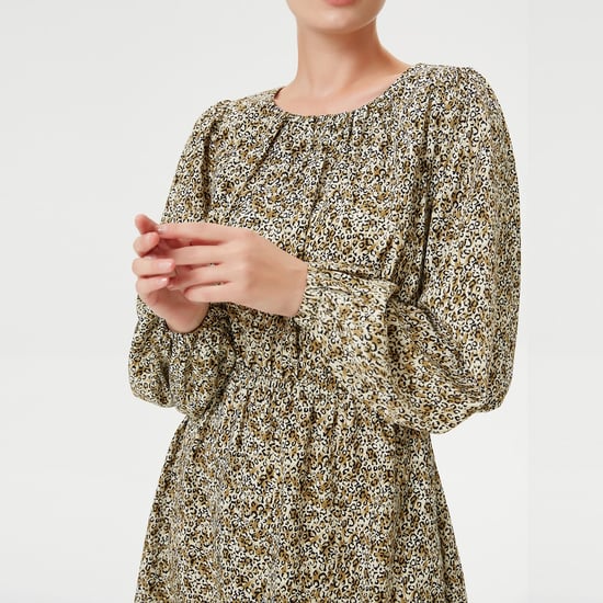 Short dress with elasticated size and flower print - Image 6