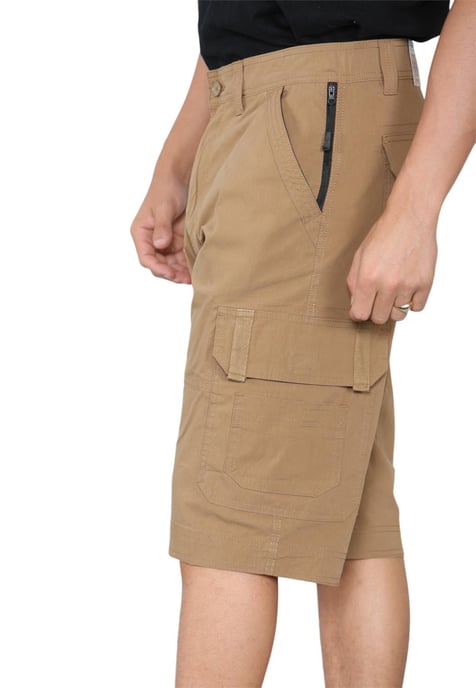 Shorts cargo de secado rápido con múltiples bolsillos para hombre en color caqui - Image 3