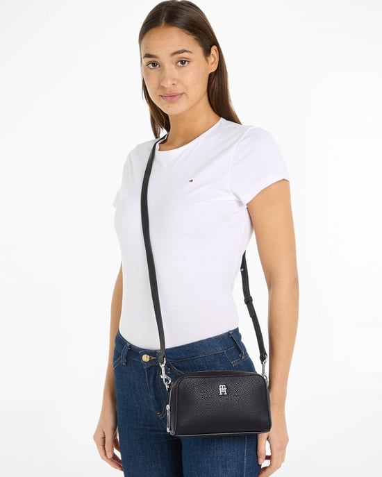 Bolso Cruzado TH Emblem de Tommy Hilfiger - Image 4