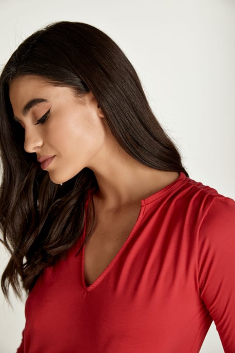 Camiseta Roja de Cuello en V - Image 4