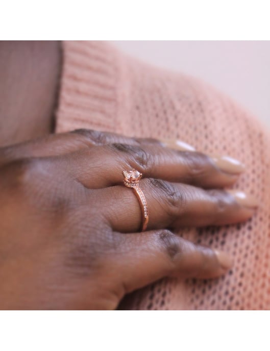 Anillo Cuadrado Simple - Oro Rosa y Cristal - Image 4