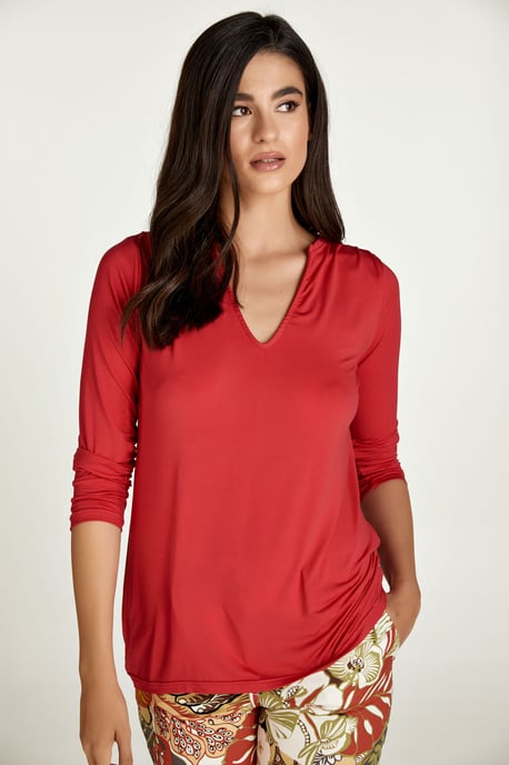 Camiseta Roja de Cuello en V - Image 3