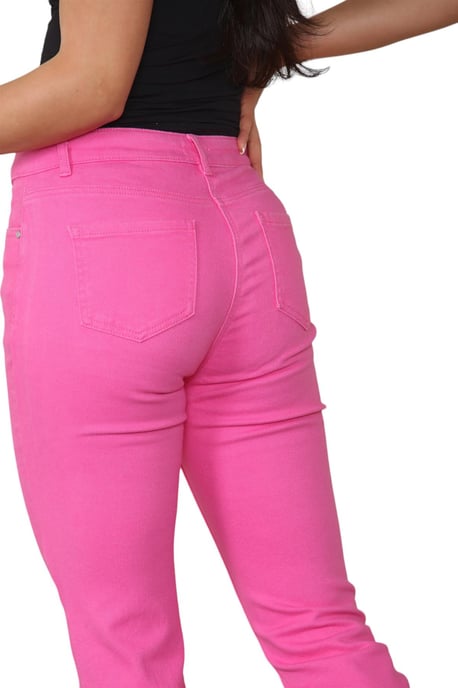 Vaqueros Mom de talle alto y pernera recta cónica de M&Co para mujer en rosa - Image 5