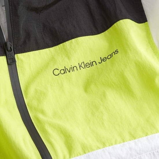 Chaqueta de hombre de Calvin Klein con un llamativo diseño de bloques de color - Image 2