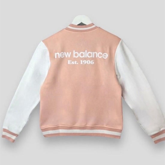 Chaqueta bomber universitaria New Balance para mujer en rosa - Image 2