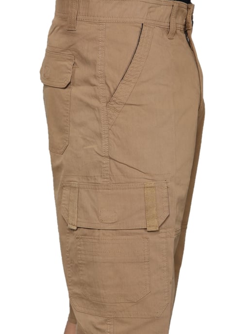 Shorts cargo de secado rápido con múltiples bolsillos para hombre en color caqui - Image 4