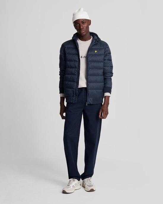 Chaqueta acolchada acolchada en azul marino oscuro con la marca Lyle & Scott - Image 3
