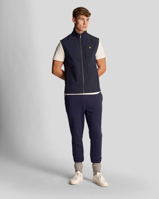 Chaqueta tipo chaleco softshell azul marino con logo de la marca Lyle & Scott - Image 2