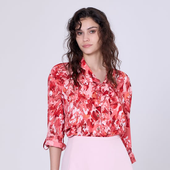 Ascot-tie blouse and abstract print - Image 1