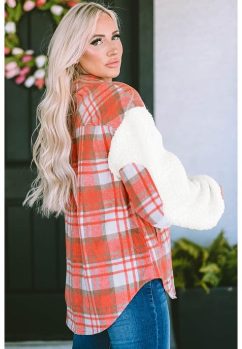 Chaqueta tipo shacket de mujer con mangas de sherpa y estampado de cuadros en rojo - Image 2