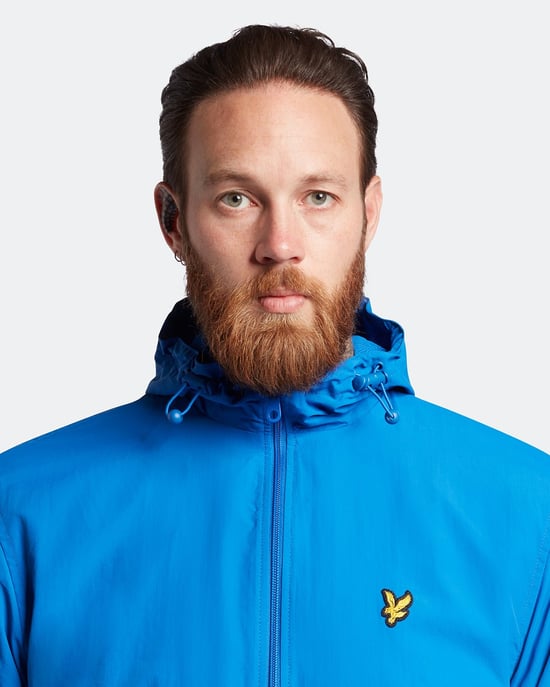 Chaqueta ligera corta con capucha en azul brillante con la marca Lyle & Scott - Image 5