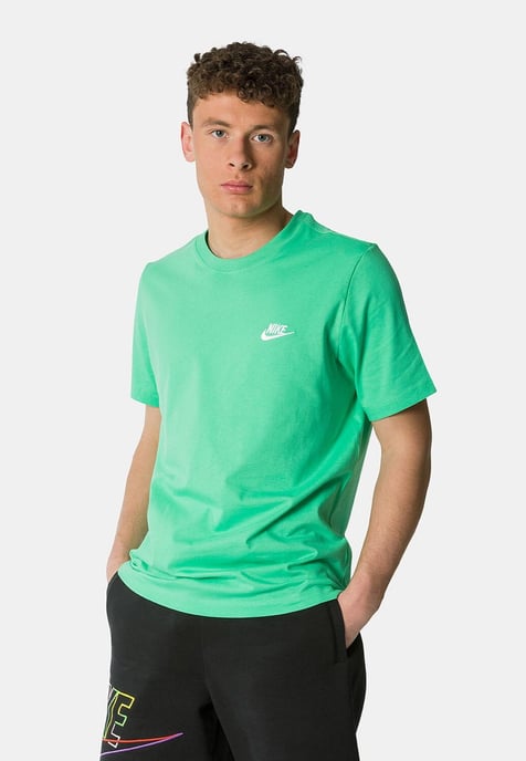 Camiseta Nike Sportswear Club para hombre en verde primavera - Image 1