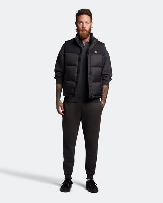 Chaleco acolchado Lyle & Scott en negro - Image 2
