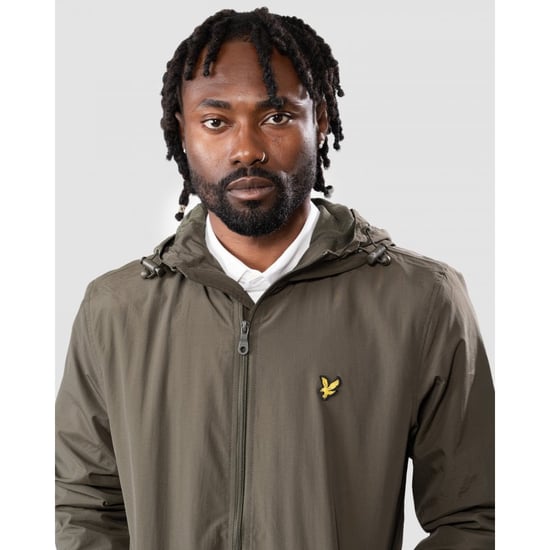 Chaqueta ligera corta con capucha en color verde oliva con la marca Lyle & Scott - Image 6