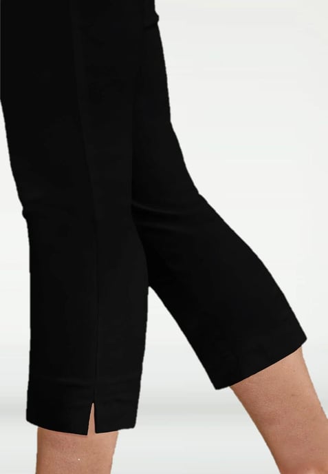 Pantalones elásticos cortos para mujer de M&CO en negro - Image 3