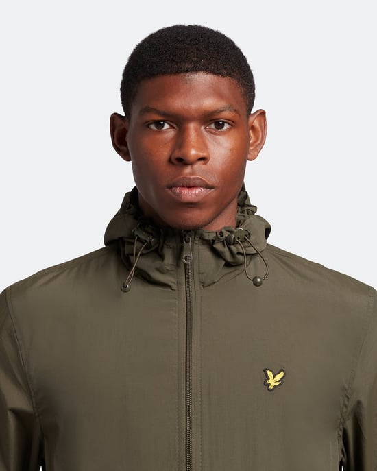 Chaqueta ligera corta con capucha en color verde oliva con la marca Lyle & Scott - Image 4
