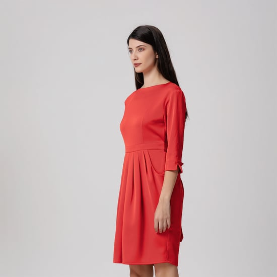 Pegged dress with pleats - Image 5