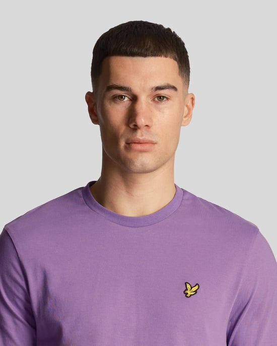 Lyle & Scott Brand Chest Logo Card camiseta morada - Image 3